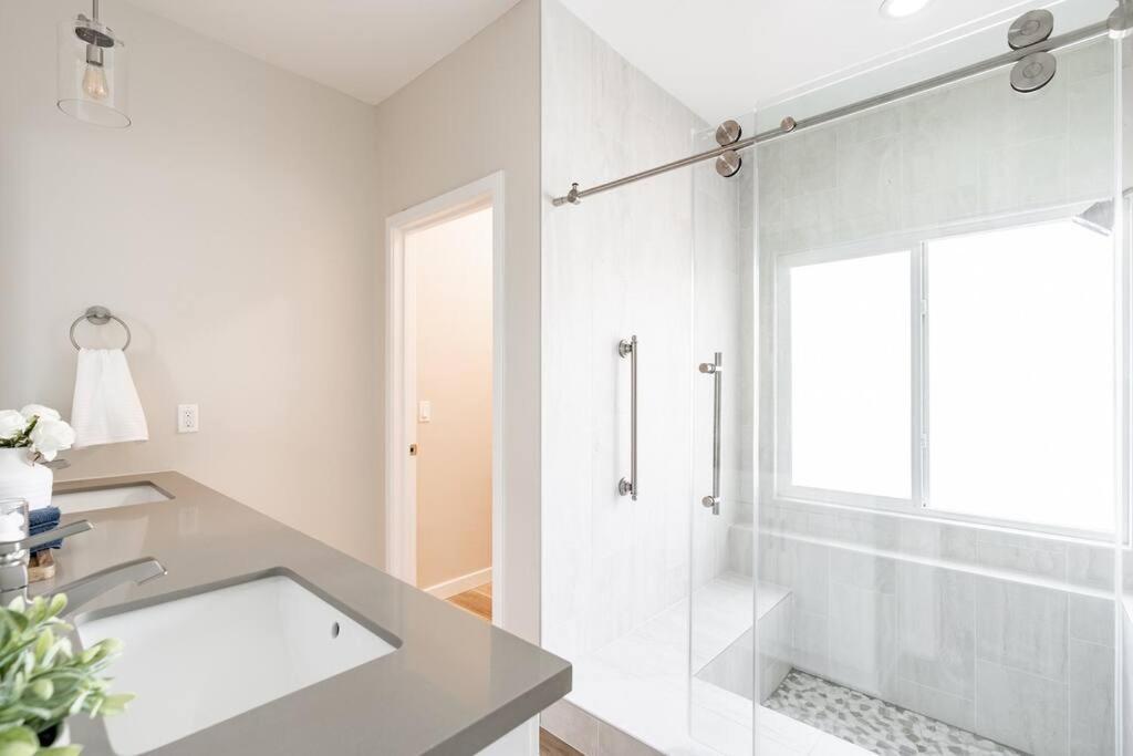 1 Block To Stylish 3br Contemporary Apartment